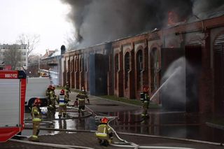 Akcja gaszenia pożaru. Na miejscu pracują 32 zastępy straży pożarnej