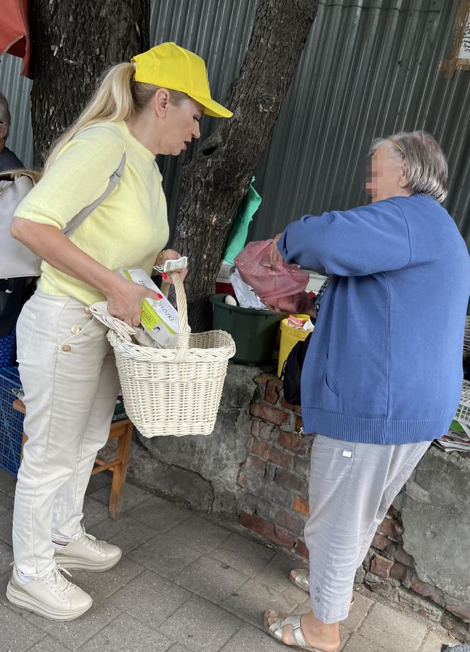 Europosłanka Wcisło buszuje na bazarku.