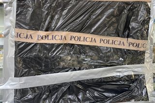 22-latek włamał się do kiosku. Nagrała go kobieta myjąca okna