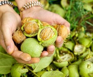 Prosta płukanka, a efekty jak z salonu. Przepis na zmianę koloru bez farbowania