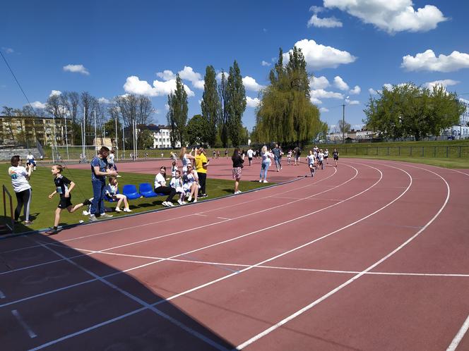 Zobacz uczestników maratonu charytatywnego zorganizowanego przez siedlecką Siedemnastkę