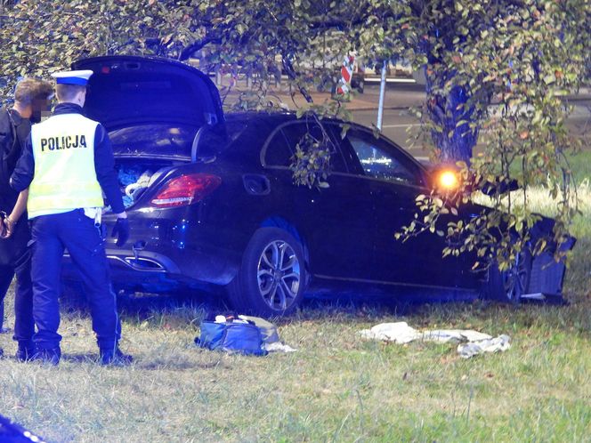 Kierowca Mercedesa pod wpływem wjechał w filar wiaduktu, odbił się i huknął w drzewo