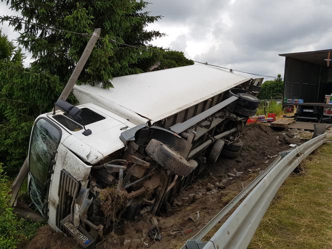 – Widziałam ten wypadek. Stałam w korku. Strasznie to wyglądało – relacjonuje za pośrednictwem strony Spotted Słupsk Pani Ewa.  