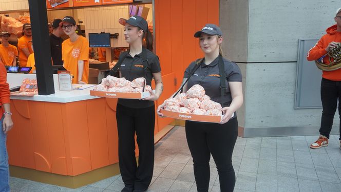 Tłumy na otwarciu Popeyes w Olsztynie. Rekordzista czekał w kolejce ponad 20 godzin