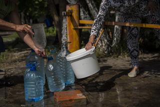 Zwłoki leżą obok żywności, ludzie piją wodę z kałuży. Potworna sytuacja w Mariupolu