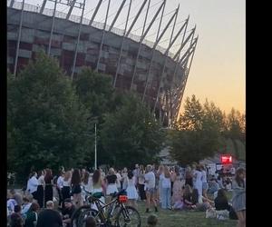 Fani Taylor Swift bawili się pod stadionem w trakcie koncertu. Zobacz nagrania