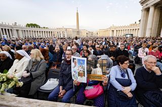 Tysiące wiernych na placu Świętego Piotra. Modlitwa różańcowa za papieża Franciszka