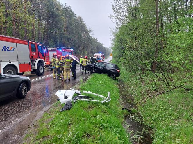 Wypadek na drodze nr 42 w Brodach. Zderzyły się dwa auta osobowe