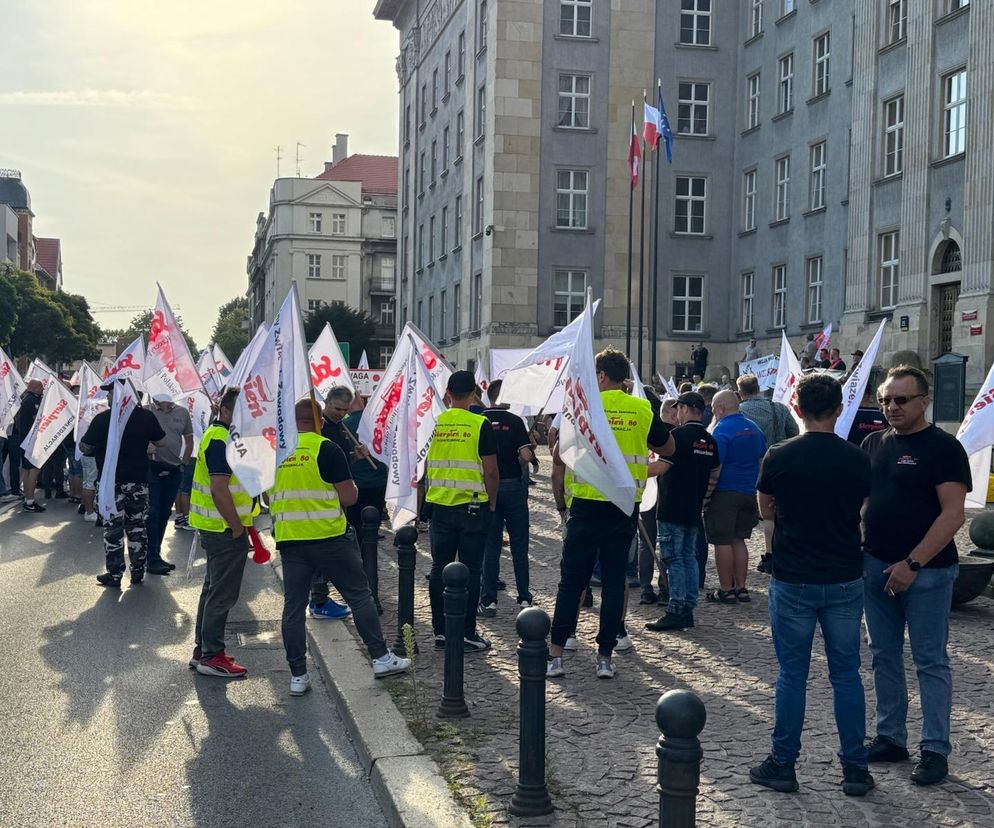 Paraliż w Katowicach. Rozpoczął się protest górników i hutników. Stal się hartuje, a rząd ją rujnuje
