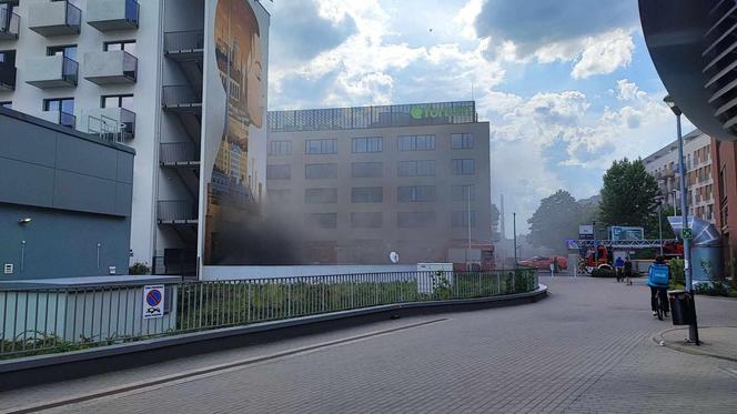 Pożar na Promenadach Wrocławskich! Trwa akcja strażaków [ZDJĘCIA]