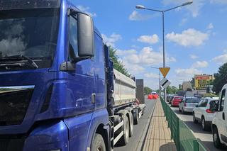 Śmiertelny wypadek w Ostrołęce. Kierujący skuterem zginął w zderzeniu z tirem [ZDJĘCIA]