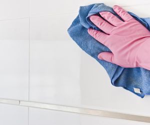 Babcia wlewała do wody i myła płytki. Wystarczy 1/2 szklanki i płytki łazienkowe lśnią jak nowe. Domowy płyn rozpuści osad i to bez smug. Mycie płytek 