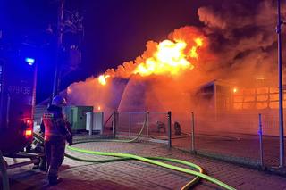 Ogromny pożar w Kaninie. Płonie zakład meblarski, na miejscu pracuje 100 strażaków