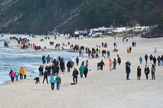 Weekend w Międzyzdrojach bardzo ciepły. Sporo turystów pojawiło się na plaży