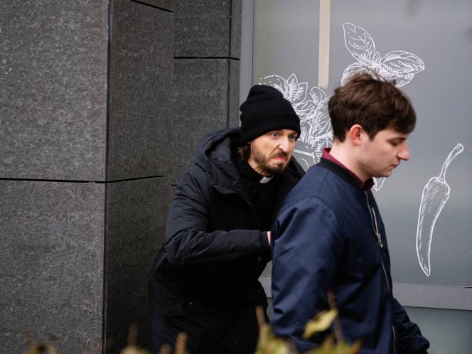Na Wspólnej, odcinek 3277: Tomek po pobiciu Anastazji dostanie łomot od księdza Olka - ZWIASTUN