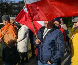 Pikieta przeciw „wybitnym Polakożercom”. Przed budynkiem UMCS w Lublinie pojawiły się transparenty