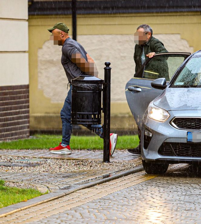 Papieros w jednej ręce, kradziona biżuteria - w drugiej. Beztroski złodziej w rękach policji
