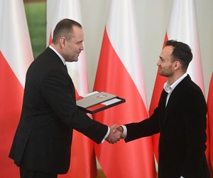Prezydent RP Karol Nawrocki oraz indywidualny i drużynowy mistrz świata na żużlu Bartosz Zmarzlik