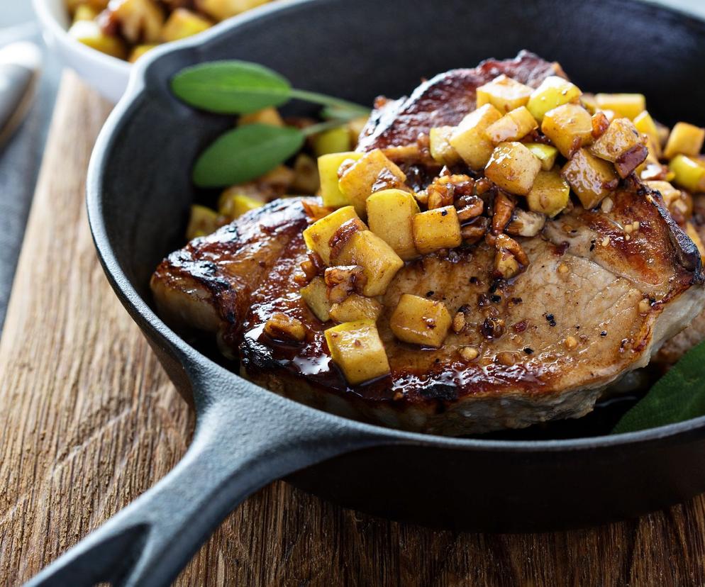 Soczyste kotlety wieprzowe z jabkami i bekonem - idealne na jesienny obiad