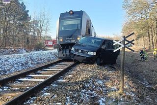 Kierowca busa wjechał wprost pod szynobus. Wypadek na przejeździe kolejowym