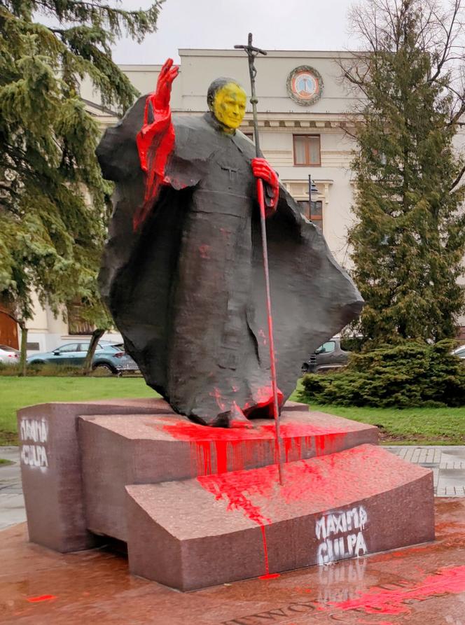 Zdewastowany pomnik Jana Pawła II w Łodzi