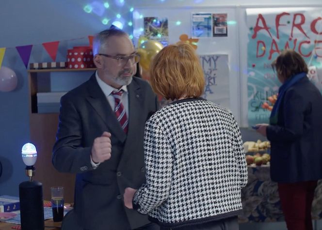 M jak miłość, po wakacjach. Adam Werner (Jacek Kopczyński), pani Ola (Ewa Kolasińska)