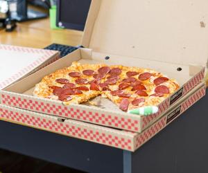 Pizza jest okrągła, a pudełko kwadratowe - dlaczego? Odpowiedź na to pytanie jest bardzo prosta!