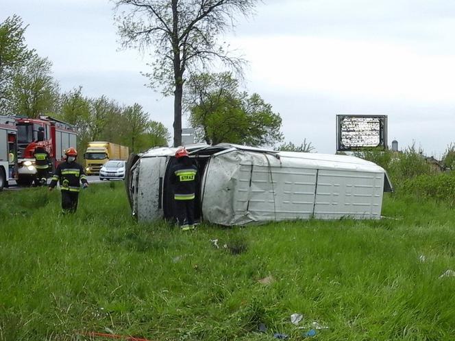 Bielsk Podlaski. Wypadek busa na DK 19. Dwóch pasażerów wyleciało z pojazdu [ZDJĘCIA]