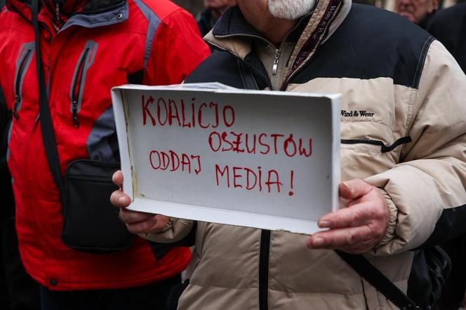 Protest w Krakowie w obronie mediów publicznych. Szokujące okrzyki wzywające do agesji i przemocy 