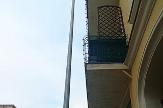 Balkon z widokiem na... słup