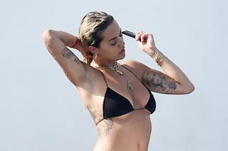 Rita Ora topless! Kto jeszcze nudzi się podczas opalania?