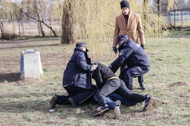 Na Wspólnej odc. 3463. Pedofil (Piotr Rodak), Tadeusz (Jakub Pruski), Darek  (Michał Mikołajczak)