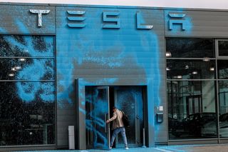 Wejście do salonu Tesli w Berlinie 