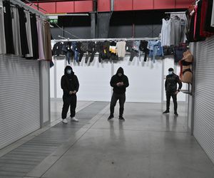 Komornicy na Modlińskiej. Nerwowe starcie przy hali na Białołęce. Ostry konflikt kupców z zarządcą hali