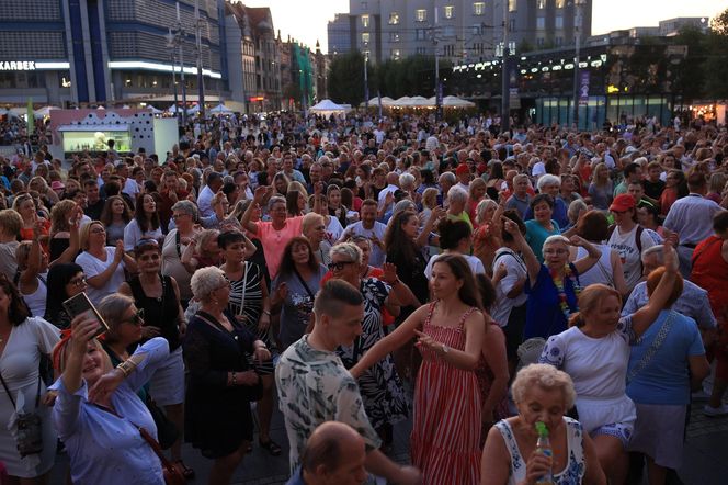 Potańcówka przed Teatrem Śląskim w Katowicach (09.08)