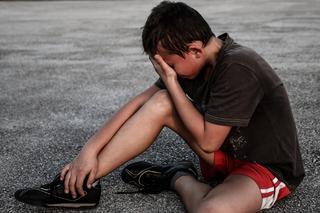 11-letni zapłakany chłopiec pukał do obcych drzwi. Uciekł od rodziny adopcyjnej 