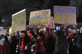 Warszawiacy murem za Ukrainą. Codziennie na protestach dziesiątki tysięcy ludzi