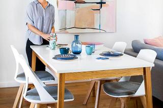 Mieszkanie w bieli, drewnie i pastelach. Zdjęcia