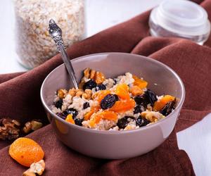 Nocna owsianka z bakaliami. Poranny zastrzyk zdrowia