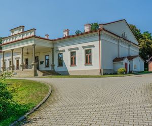 To jeden z najpiękniejszych dworów w Małopolsce. Należał do sławnego kompozytora