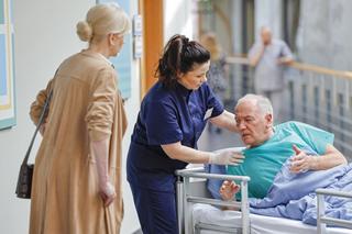 Pierwsza miłość odc. 3841. Karol Weksler (Karol Strasburger), Ewa (Ewa Gawryluk)