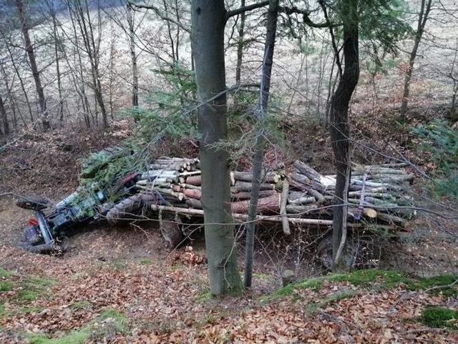 Groźny wypadek w Izdebkach. Ciągnik przygniótł mężczyznę