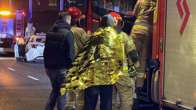 Sportowy mercedes warty 1,5 miliona roztrzaskany na moście Świętokrzyskim