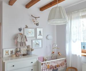 Przytulny kącik dla niemowlaka w sypialni rodziców – z dekoracjami DIY