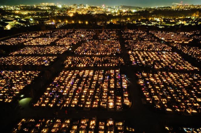 1 listopada na Cmentarzu Łostowickim w Gdańsku. Tak wygląda w dniu Wszystkich Świętych