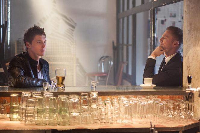 To nie koniec świata 2 sezon odcinek 16. Paweł (Krystian Wieczorek), Aleks (Mikołaj Roznerski)