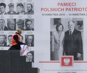 Pomnik smoleński oblany sztuczną krwią