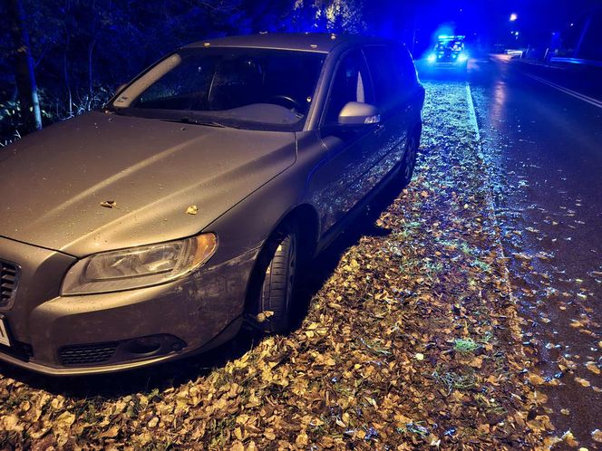 Szalony rajd pijanego kierowcy w Brodach. Uszkodził trzy auta, skończył na drzewie