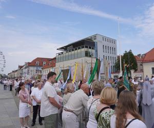 Boże Ciało 2024. Tłumy wiernych przeszły w procesji ulicami Białegostoku