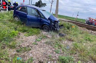 Uniejów-Kolonia. Samochód zderzył się z pociągiem, nie żyje 40-latek